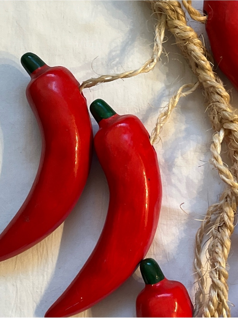 Vintage Ceramic Red Chili Peppers Jalapeños 10 Peppers ~5" Long Jute Rope 17" - Picture 2 of 6
